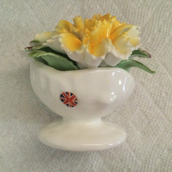 Stratford bone china handcrafted in Staffordshire England flowers mini figurine - Picture 4 of 5